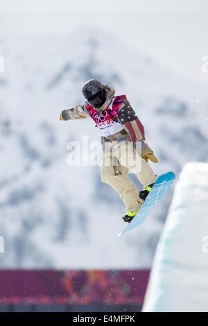 Gregory Bretz (USA) qui se font concurrence sur Men's snowboard halfpipe aux Jeux Olympiques d'hiver de Sotchi en 2014, Banque D'Images