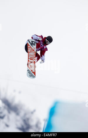 Derek Livingston (CAN) qui se font concurrence sur Men's snowboard halfpipe aux Jeux Olympiques d'hiver de Sotchi en 2014, Banque D'Images