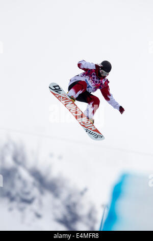 Derek Livingston (CAN) qui se font concurrence sur Men's snowboard halfpipe aux Jeux Olympiques d'hiver de Sotchi en 2014, Banque D'Images