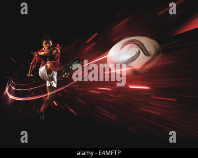 Soccer Player Kicking the ball Banque D'Images