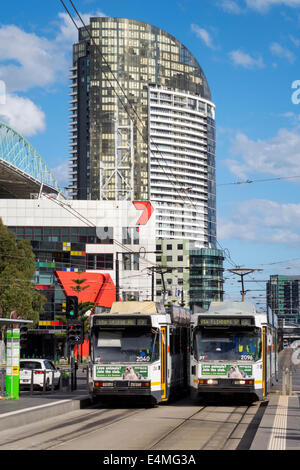 Melbourne Australie, Docklands, Harbour Esplanade, Yarra trams, tram, tramway, tramway, Etihad Stadium, Watergate, High Rise, appartement résidentiel en copropriété Banque D'Images