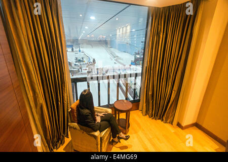 Avis de 'Ski Dubaï', la montagne de ski intérieure au milieu de la galerie marchande Mall of the Emirates à partir d'un chalet chambre de l'hôtel Kempinski Banque D'Images