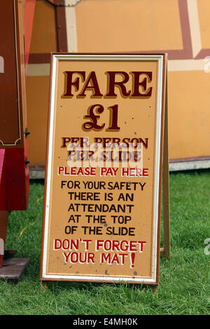 Un signe d'un helter skelter fairground ride. Banque D'Images