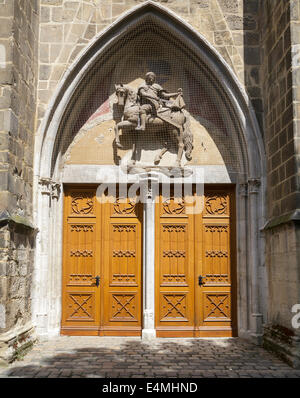 St Martins Church - entrée avec la figure de saint Martin au-dessus, Halberstadt, Sachsen-Anhalt, Allemagne Banque D'Images