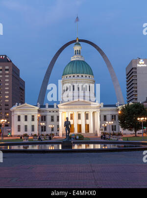 Vue de nuit sur la porte de l'Ouest Arch Monument à St Louis Missouri derrière le dôme vert bâtiment chambre cour Banque D'Images