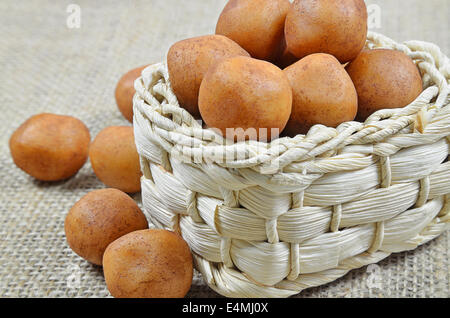 Pommes de massepain dans un panier sur toile, Close up, full frame Banque D'Images