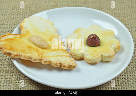 Deux biscuits de Noël aux amandes et noisettes on white plate, Close up sur toile Banque D'Images