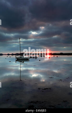 Plus de couleurs crépuscule nautique Bosham Channel, West Sussex County, England, UK Banque D'Images