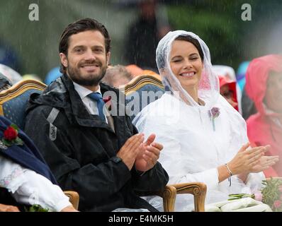 Borgholm, 14-07-2014 Le prince Carl Philip de Suède et fiancée Mlle Sofia Hellqvist Célébration du 37e anniversaire de la Princesse Victoria de Suède au stadion de Borgholm PRE/Albert Nieboer// /afp -AUCUN SERVICE DE FIL- /afp -AUCUN SERVICE DE FIL- Banque D'Images