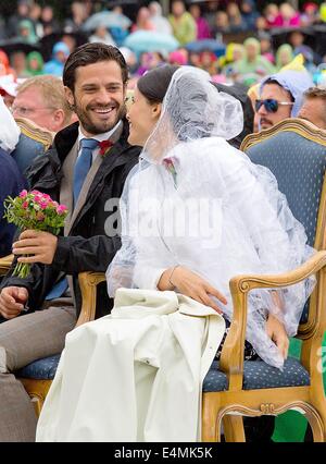 Borgholm, 14-07-2014 Le prince Carl Philip de Suède et fiancée Mlle Sofia Hellqvist Célébration du 37e anniversaire de la Princesse Victoria de Suède au stadion de Borgholm PRE/Albert Nieboer// /afp -AUCUN SERVICE DE FIL- /afp -AUCUN SERVICE DE FIL- Banque D'Images