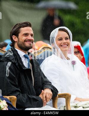 Borgholm, 14-07-2014 Le prince Carl Philip de Suède et fiancée Mlle Sofia Hellqvist Célébration du 37e anniversaire de la Princesse Victoria de Suède au stadion de Borgholm PRE/Albert Nieboer// /afp -AUCUN SERVICE DE FIL- /afp -AUCUN SERVICE DE FIL- Banque D'Images