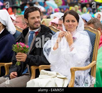 Borgholm, 14-07-2014 Le prince Carl Philip de Suède et fiancée Mlle Sofia Hellqvist Célébration du 37e anniversaire de la Princesse Victoria de Suède au stadion de Borgholm PRE/Albert Nieboer// /afp -AUCUN SERVICE DE FIL- /afp -AUCUN SERVICE DE FIL- Banque D'Images