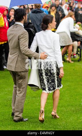 Borgholm, 14-07-2014 Le prince Carl Philip de Suède et fiancée Mlle Sofia Hellqvist Célébration du 37e anniversaire de la Princesse Victoria de Suède au stadion de Borgholm PRE/Albert Nieboer// /afp -AUCUN SERVICE DE FIL- /afp -AUCUN SERVICE DE FIL- Banque D'Images