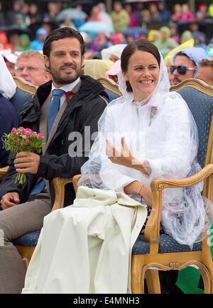 Borgholm, 14-07-2014 Le prince Carl Philip de Suède et fiancée Mlle Sofia Hellqvist Célébration du 37e anniversaire de la Princesse Victoria de Suède au stadion de Borgholm PRE/Albert Nieboer// /afp -AUCUN SERVICE DE FIL- /afp -AUCUN SERVICE DE FIL- Banque D'Images