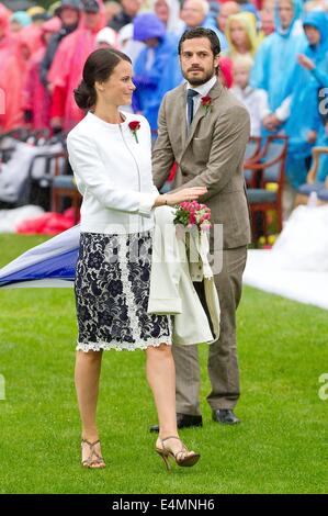 Borgholm, 14-07-2014 Le prince Carl Philip de Suède et fiancée Mlle Sofia Hellqvist Célébration du 37e anniversaire de la Princesse Victoria de Suède au stadion de Borgholm PRE/Albert Nieboer// /afp -AUCUN SERVICE DE FIL- /afp -AUCUN SERVICE DE FIL- Banque D'Images