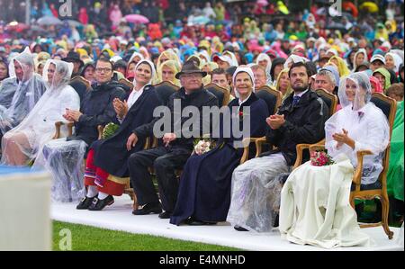 Borgholm, 14-07-2014 Le Roi Carl Gustaf et la Reine Silvia de Suède la princesse héritière Victoria et le Prince Daniel de Suède La Princesse Madeleine de Suède et M. Chris O Neill Le prince Carl Philip de Suède et fiancée Mlle Sofia Hellqvist Célébration du 37e anniversaire de la Princesse Victoria de Suède au stadion de Borgholm PRE/Albert Nieboer// /afp -AUCUN SERVICE DE FIL- /afp -AUCUN SERVICE DE FIL- Banque D'Images