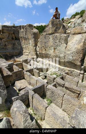 Perperikon, BGR. Le 13 juillet, 2014. Les gens présents à l'ancienne Thrace de Perperikon monumental complexe archéologique au sud-est de la capitale bulgare Sofia, Dimanche, juillet, 13, 2014. Perperikon est l'une des plus anciennes structures mégalithiques monumentale, entièrement sculptée dans les rochers comme c'est une des destinations touristiques les plus populaires en Bulgarie. L'activité religieuse en haut de la falaise a commencé au 5ème siècle avant JC. Il est associé avec les croyances de l'âge du cuivre, qui a commencé le culte du dieu Soleil. Ici ils ont établi le premier sanctuaire et commencèrent à quitter les contenants d'aliments f Banque D'Images