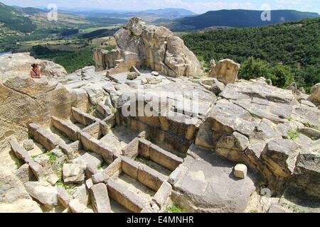 Perperikon, BGR. Le 13 juillet, 2014. Les gens présents à l'ancienne Thrace de Perperikon monumental complexe archéologique au sud-est de la capitale bulgare Sofia, Dimanche, juillet, 13, 2014. Perperikon est l'une des plus anciennes structures mégalithiques monumentale, entièrement sculptée dans les rochers comme c'est une des destinations touristiques les plus populaires en Bulgarie. L'activité religieuse en haut de la falaise a commencé au 5ème siècle avant JC. Il est associé avec les croyances de l'âge du cuivre, qui a commencé le culte du dieu Soleil. Ici ils ont établi le premier sanctuaire et commencèrent à quitter les contenants d'aliments f Banque D'Images