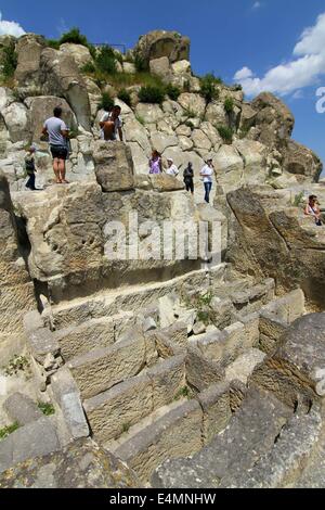 Perperikon, BGR. Le 13 juillet, 2014. Les gens présents à l'ancienne Thrace de Perperikon monumental complexe archéologique au sud-est de la capitale bulgare Sofia, Dimanche, juillet, 13, 2014. Perperikon est l'une des plus anciennes structures mégalithiques monumentale, entièrement sculptée dans les rochers comme c'est une des destinations touristiques les plus populaires en Bulgarie. L'activité religieuse en haut de la falaise a commencé au 5ème siècle avant JC. Il est associé avec les croyances de l'âge du cuivre, qui a commencé le culte du dieu Soleil. Ici ils ont établi le premier sanctuaire et commencèrent à quitter les contenants d'aliments f Banque D'Images