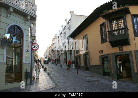 La marche des rues coloniales vieille ville de La Orotava, Tenerife, Espagne Banque D'Images