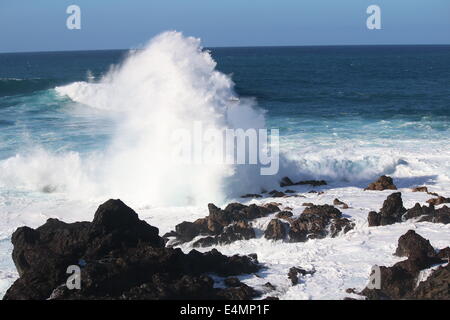 Le fracas des vagues et les vagues se brisant sur la côte de l'Océan Atlantique de Puerto de la Cruz, Tenerife, Espagne Banque D'Images