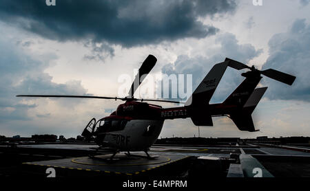 L'hélicoptère de sauvetage DRF Christoph 'Berlin' Eurocopter EC145 est vu sur 07.08.2014 sur le hangar d'hélicoptère de l'Hôpital d'urgence Berlin-Marzahn, Allemagne. Photo : photo alliance / Robert Schlesinger Banque D'Images