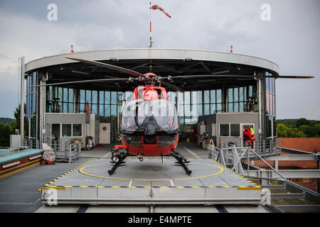 L'hélicoptère de sauvetage DRF Christoph 'Berlin' Eurocopter EC145 est vu sur 07.08.2014 sur le hangar d'hélicoptère de l'Hôpital d'urgence Berlin-Marzahn, Allemagne. Photo : photo alliance / Robert Schlesinger Banque D'Images