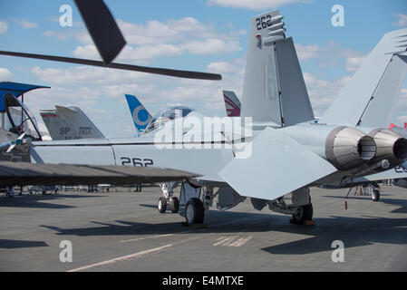 L'Aérodrome de Farnborough, Hampshire, Royaume-Uni. 14 juillet 2014. L'exposition internationale de l'aérospatiale est le plus grand événement dans le calendrier de la défense à l'aérospatiale, qui a lieu tous les deux ans. Fournir des occasions d'affaires pour l'industrie aéronautique mondiale, elle s'ouvre également au public les 19 et 20 juillet, qui célèbre cette année 100 ans d'histoire de l'Aviation. Aéronefs participants atteignent un nouveau sommet pour Farnborough International Airshow cette année, parrainé par Airbus Group. Credit : Malcolm Park editorial/Alamy Live News. Banque D'Images