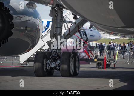 L'Aérodrome de Farnborough, Hampshire, Royaume-Uni. 14 juillet 2014. L'exposition internationale de l'aérospatiale est le plus grand événement dans le calendrier de la défense à l'aérospatiale, qui a lieu tous les deux ans. Fournir des occasions d'affaires pour l'industrie aéronautique mondiale, elle s'ouvre également au public les 19 et 20 juillet, qui célèbre cette année 100 ans d'histoire de l'Aviation. Aéronefs participants atteignent un nouveau sommet pour Farnborough International Airshow cette année, parrainé par Airbus Group. Credit : Malcolm Park editorial/Alamy Live News. Banque D'Images