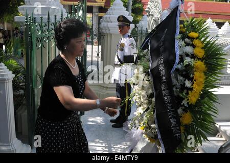 Phnom Pehn, au Cambodge. 15 juillet, 2014. Zhang Jinfeng, chef d'une délégation de l'Institut chinois des affaires étrangères, dépose une gerbe au stupa tenant le reste de la fin de l'Père Norodom Sihanouk Roi du Cambodge à Phnom Penh, Cambodge, 15 juillet 2014. © Li Hong/Xinhua/Alamy Live News Banque D'Images