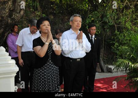 Phnom Pehn, au Cambodge. 15 juillet, 2014. Zhang Jinfeng (L, avant), chef d'une délégation de l'Institut chinois des affaires étrangères, et Peng Keyu (R, avant), vice-président de l'Institut chinois des affaires étrangères, rendre hommage à la stupa tenant le reste de la fin de l'Père Norodom Sihanouk Roi du Cambodge à Phnom Penh, Cambodge, 15 juillet 2014. © Li Hong/Xinhua/Alamy Live News Banque D'Images