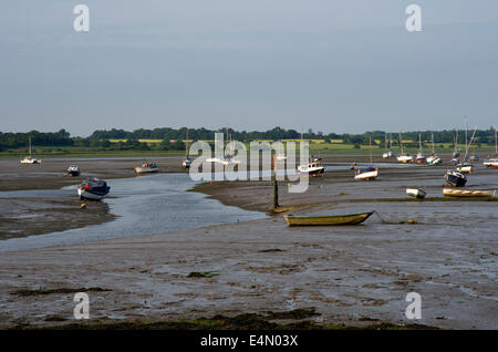 Les petits bateaux reposant sur la boue de la rivière Stour aat marée basse. L'autre rive est Suffolk Banque D'Images