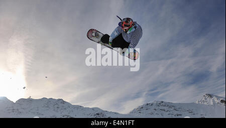 Snowboarder jump extrême Banque D'Images