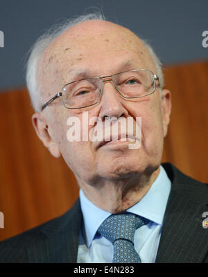 Francfort-sur-Main, Allemagne. Le 13 juillet, 2014. L'ancien président de la Banque fédérale allemande, Helmut Schlesinger, est photographié à la journée portes ouvertes de la Banque Fédérale Allemande à Francfort-sur-Main, Allemagne, 13 juillet 2014. Il a été président de la Banque fédérale allemande de 1991 Ã 1993. Photo : Arne Dedert/dpa/Alamy Live News Banque D'Images