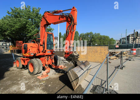 Mechanical digger rouge dans la ville Banque D'Images