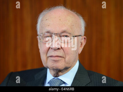 Francfort-sur-Main, Allemagne. Le 13 juillet, 2014. L'ancien président de la Banque fédérale allemande, Helmut Schlesinger, est photographié à la journée portes ouvertes de la Banque Fédérale Allemande à Francfort-sur-Main, Allemagne, 13 juillet 2014. Il a été président de la Banque fédérale allemande de 1991 Ã 1993. Photo : Arne Dedert/dpa/Alamy Live News Banque D'Images