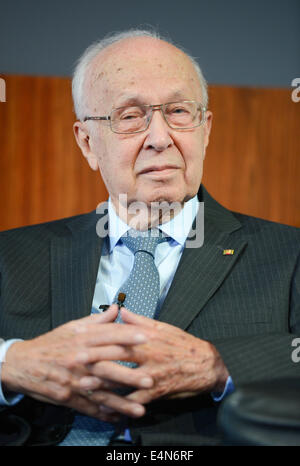 Francfort-sur-Main, Allemagne. Le 13 juillet, 2014. L'ancien président de la Banque fédérale allemande, Helmut Schlesinger, est photographié à la journée portes ouvertes de la Banque Fédérale Allemande à Francfort-sur-Main, Allemagne, 13 juillet 2014. Il a été président de la Banque fédérale allemande de 1991 Ã 1993. Photo : Arne Dedert/dpa/Alamy Live News Banque D'Images