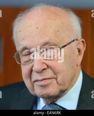 Francfort-sur-Main, Allemagne. Le 13 juillet, 2014. L'ancien président de la Banque fédérale allemande, Helmut Schlesinger, est photographié à la journée portes ouvertes de la Banque Fédérale Allemande à Francfort-sur-Main, Allemagne, 13 juillet 2014. Il a été président de la Banque fédérale allemande de 1991 Ã 1993. Photo : Arne Dedert/dpa/Alamy Live News Banque D'Images