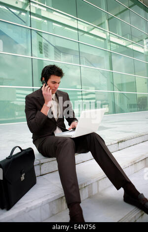 Businessman assis sur les mesures travailler Banque D'Images