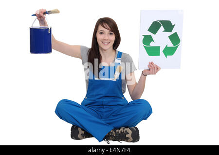 Une femme peintre la promotion du recyclage. Banque D'Images