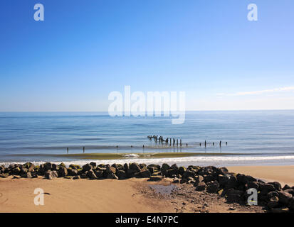 Vue d'anciens et de nouveaux moyens de défense de la mer sur la côte est à Happisburgh, Norfolk, Angleterre, Royaume-Uni. Banque D'Images