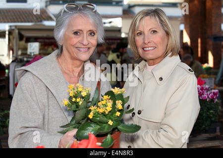 Mère et fille d'acheter des fleurs Banque D'Images