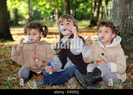 Les jeunes enfants faire des bulles dans les bois Banque D'Images