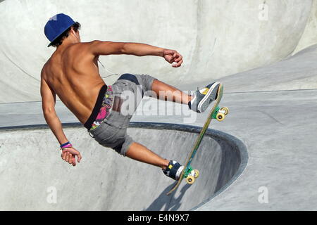 Jeune homme skating Banque D'Images