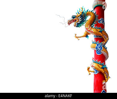 Dragon statue sur pilier rouge dans le sanctuaire Banque D'Images