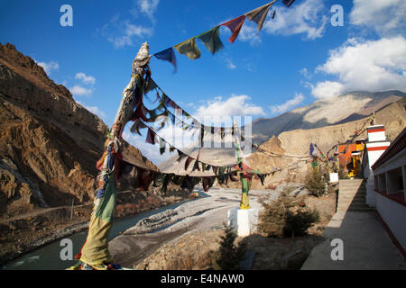 Les drapeaux de prières au monastère de Kagbeni, Mustang, Népal Banque D'Images