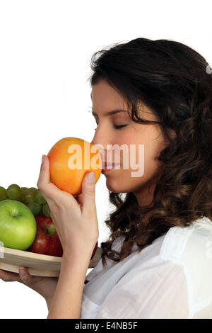 L'inhalation de femme orange Banque D'Images