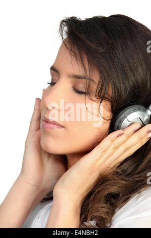 Woman listening to music Banque D'Images