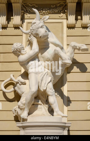 L'Autriche, Vienne. Statue : Hercules / Héraclès combattre le taureau crétois - (la 7e tâche d'Hercules) par Lorenzo Matielli. Hofburg Banque D'Images