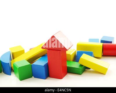 Tas de briques en bois coloré Banque D'Images